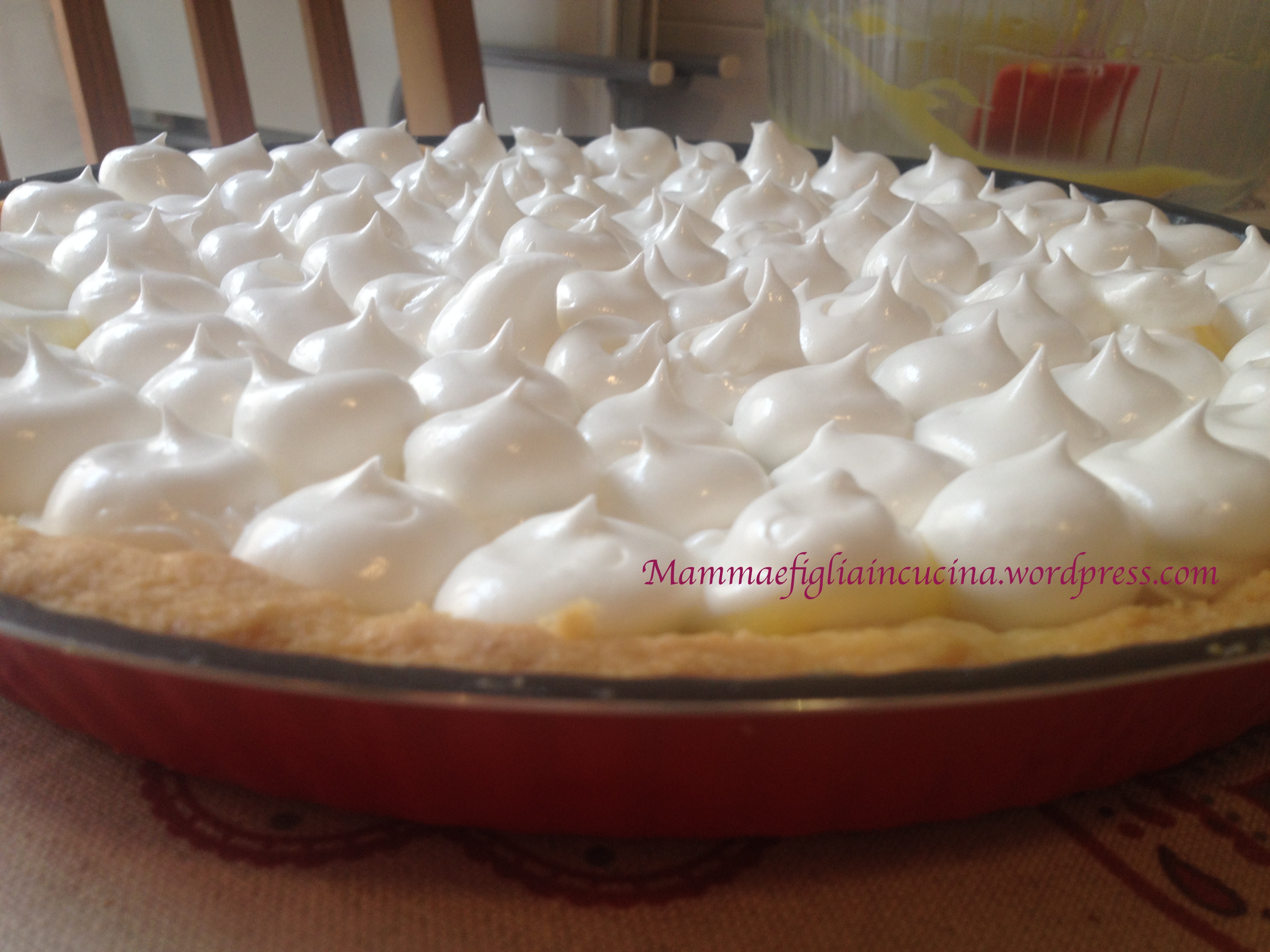 Torta meringata al limone prima della doratura
