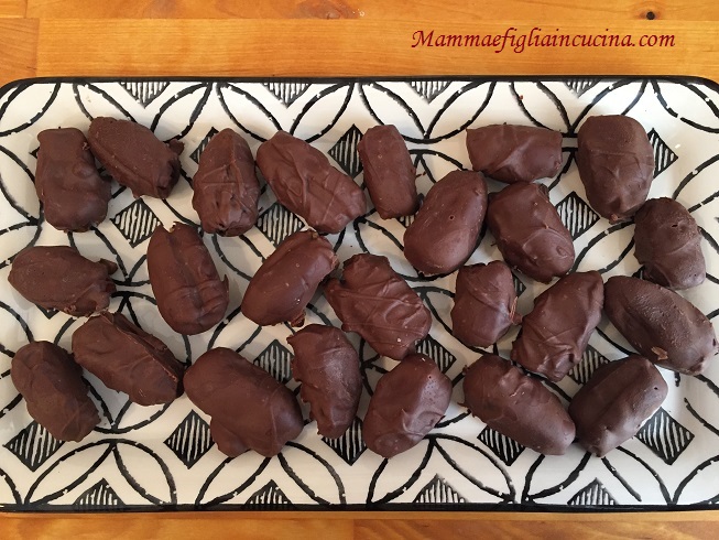 datteri-ripieni-di-noci-e-cioccolato-1