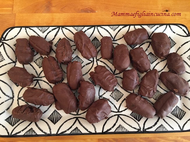 datteri-ripieni-di-noci-e-cioccolato