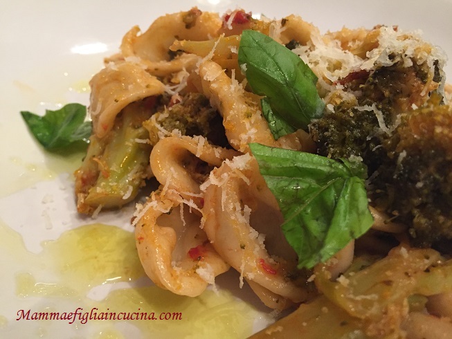 orecchiette-con-broccoli-siciliani-pomodorino-fresco-e-caciocavallo-grattuggiato-1