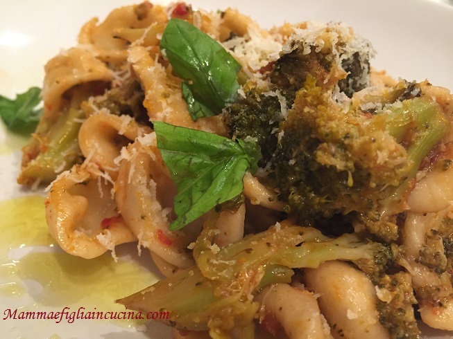 orecchiette-con-broccoli-siciliani-pomodorino-fresco-e-caciocavallo-grattuggiato-2