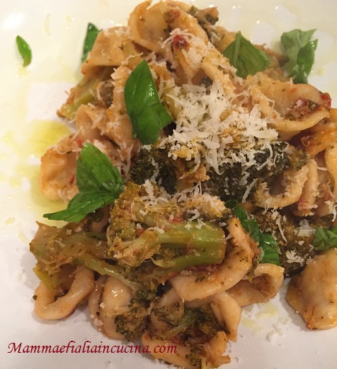 orecchiette-con-broccoli-siciliani-pomodorino-fresco-e-caciocavallo-grattuggiato