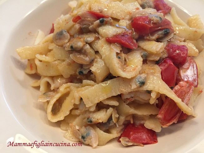 pasta-fresca-con-taratufi-lupini-vongole-e-gamberoni