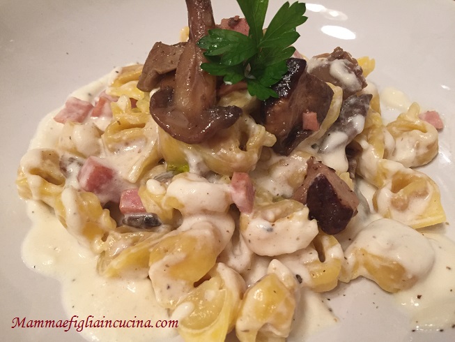 tortellini-con-besciamelle-di-stracchino-pancetta-e-funghi
