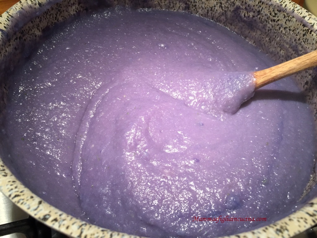 Vellutata di cavolo verza viola e patate, con quenelle di ricotta e chips di patata americana 4