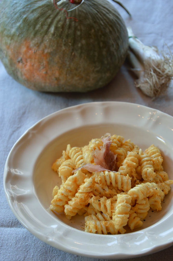 Pasta-con-crema-di-zucca-e-chips-di-crudo-1-1