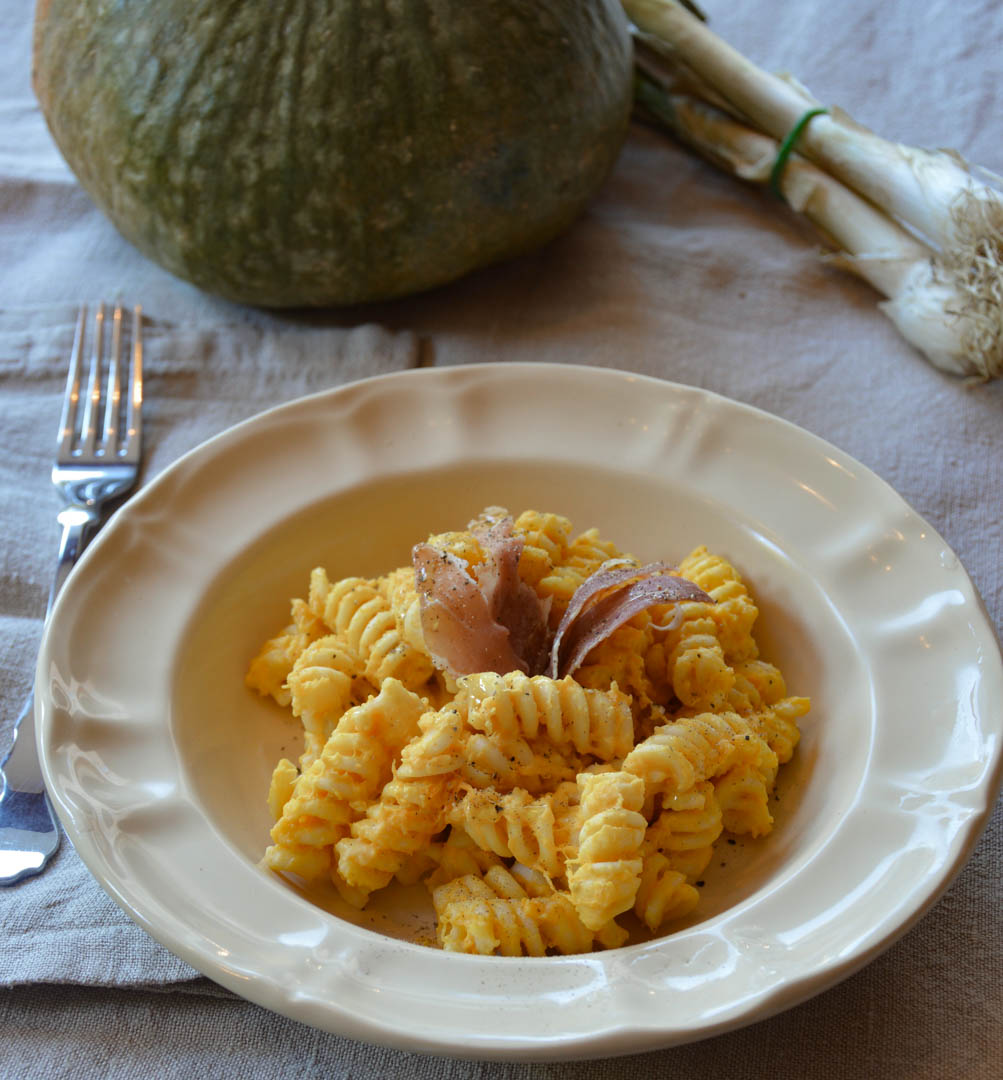 Pasta-con-crema-di-zucca-e-chips-di-crudo